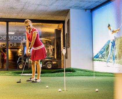 Frau beim Indoor Golf