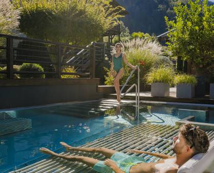 Paar entspannt im Outdoorpool