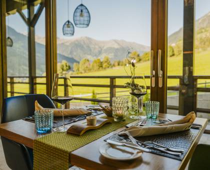 Gedeckter Tisch mit Blick auf die Alpen
