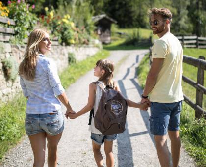 Familie beim Wandern