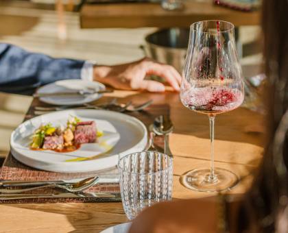 Paar bekommt Rotwein eingeschenkt