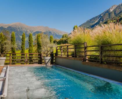 Whirlpool mit Blick auf die Alpen