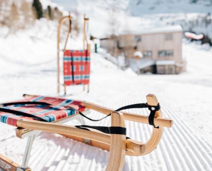 Detailaufnahme von Schlitten im Schnee