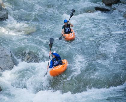 Kanufahrer auf wildem Fluss