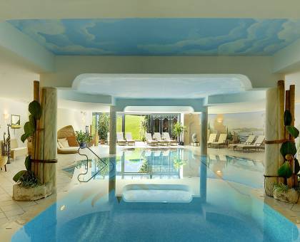 Indoorpool im Hotel Sonnenalm in Südtirol