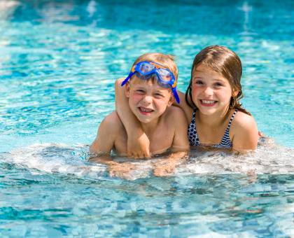 Kinder im Pool