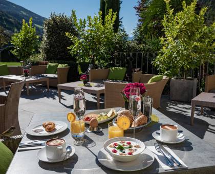 gedeckter Frühstückstisch auf Terrasse im Sommer