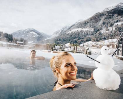 Frau im Pool bei Schnee