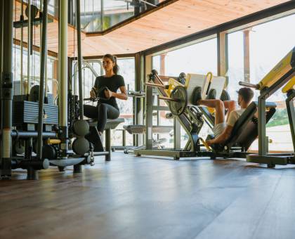 Paar im Fitnessraum