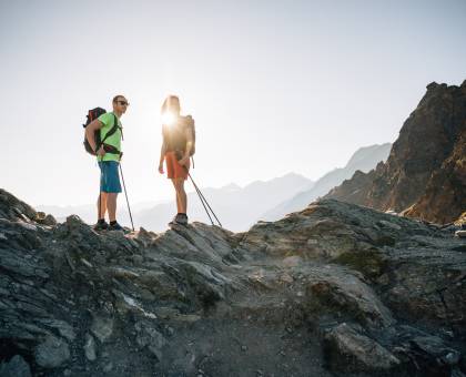 Paar beim Wandern im Gebirge