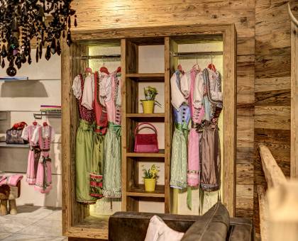 Dirndl im Verkauf schön dekoriert