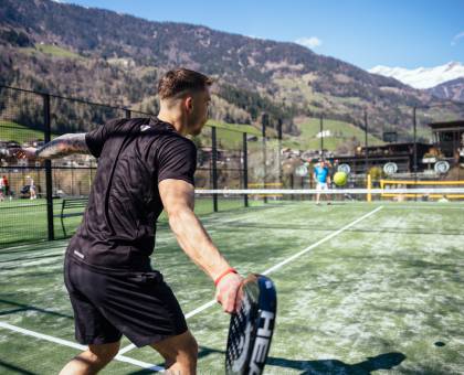 zwei Männer beim Paddle spielen auf dem Tennisplatz