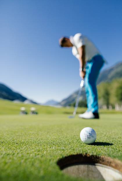 Mann beim Golfen