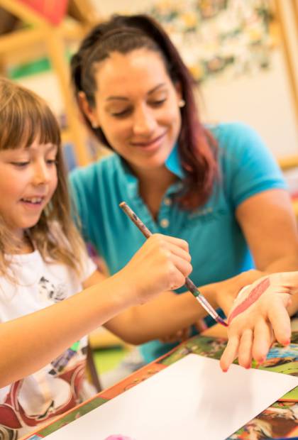 Frau betreut Kinder