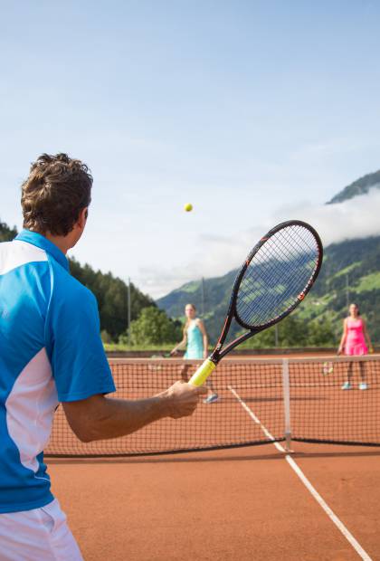Tennisspieler auf Tennisplatz