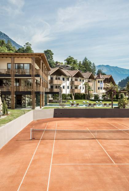 Tenniplatz mit Blick auf das 4* Family Hotel Sonnenalm