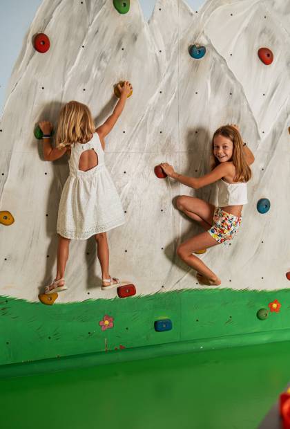 Kinder an Kletterwand