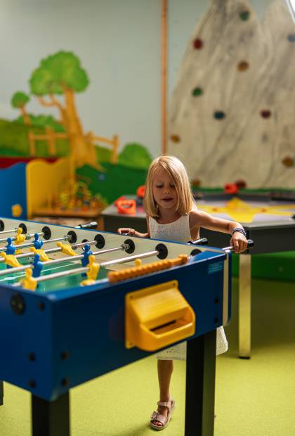 Kind spielt am Tischfußball