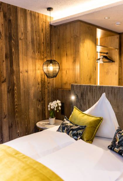Gemachtes Doppelbett in der Golf Lodge