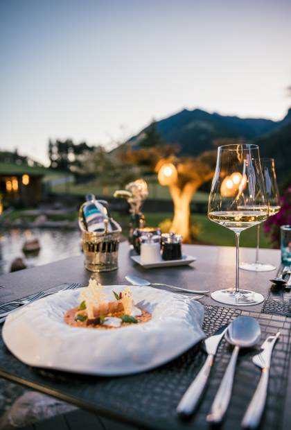 Meeresfrüchte Gericht auf Gartenterrasse