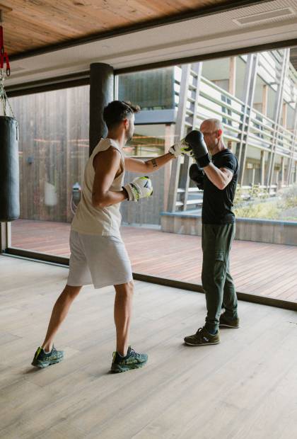Mann beim Boxen mit Coach