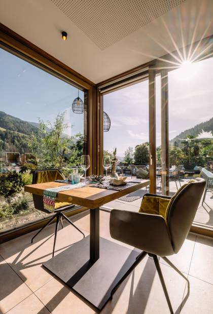 gedeckter Tisch im Infinity Restaurant in der Golf Lodge