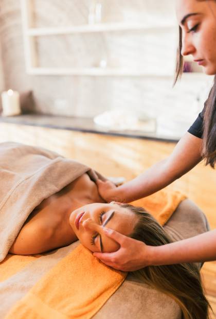 Frau erhält Kopf & Nackenmassage