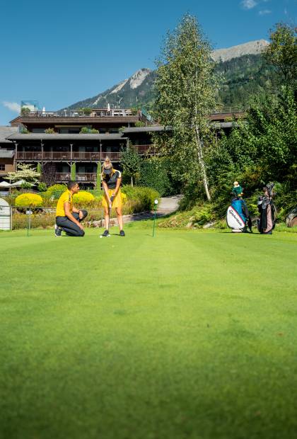 Paar beim Golfen am Andreus Resort
