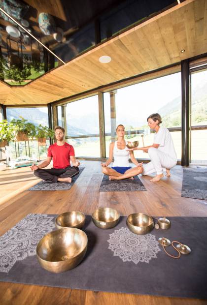 Paar bei Klangschalen Meditation