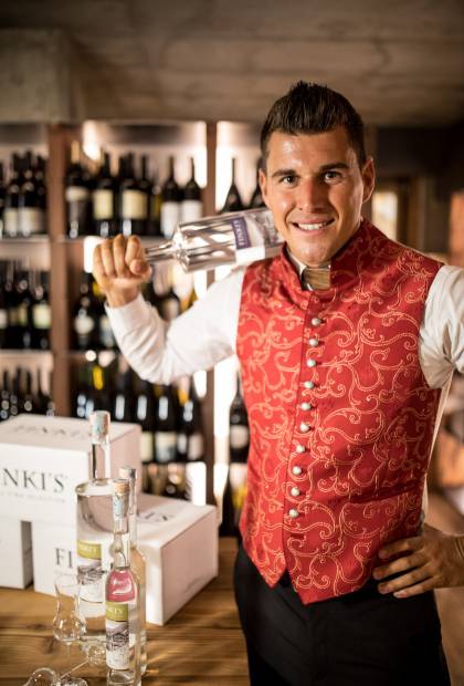 Daniel Fink hält Finki's Obstbrände