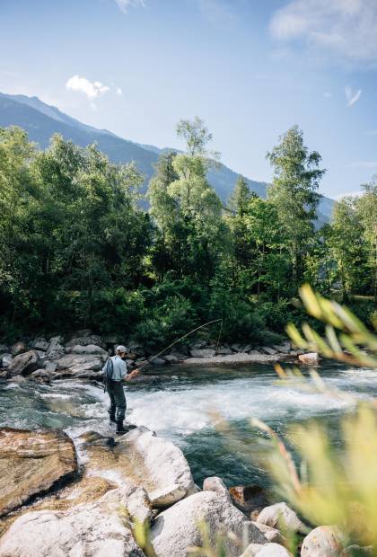 Angler im Fluss beim Angeln