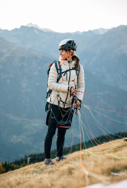 Frau am Berg beim Paragliden