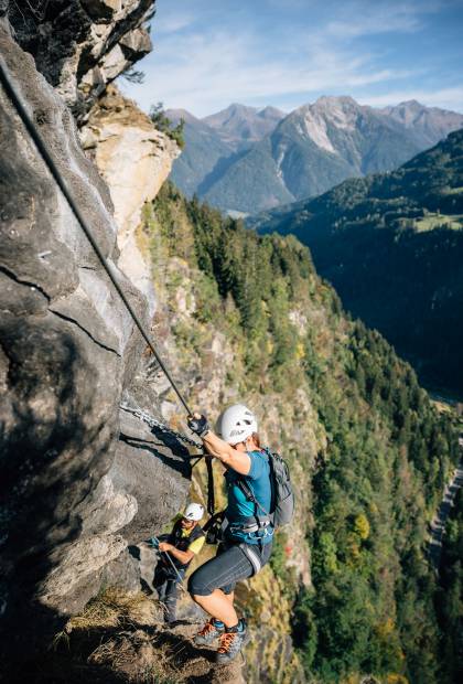 Mann und Frau beim Klettern an Steilwänden in Südtirol