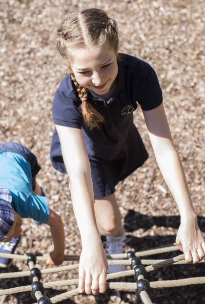 Kinder beim Klettern