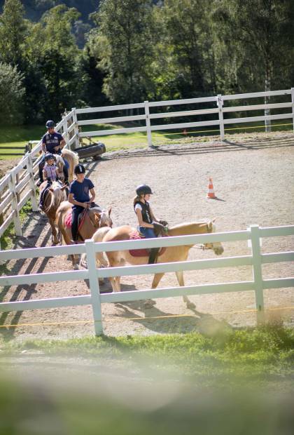 Kinder beim Reiten in Südtirol