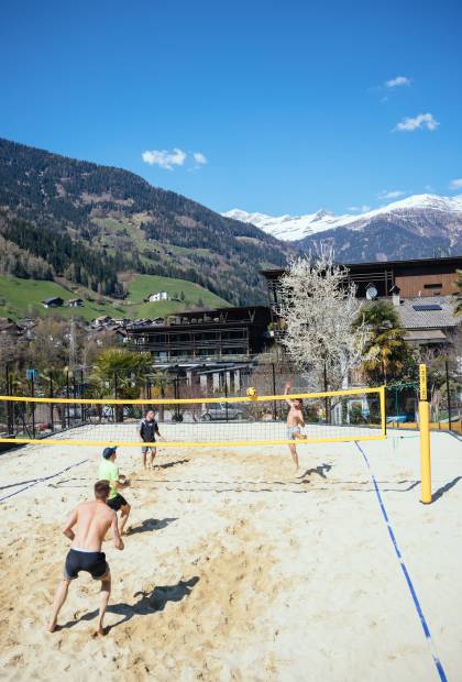vier Männer beim Beach Volleyball Spielen beim Andreus Resort in Südtirol