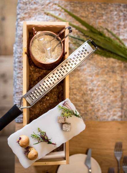 Kräuter und Reibe auf dem Tisch