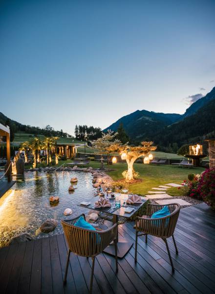 Gedeckter Tisch im Garten bei Dämmerung
