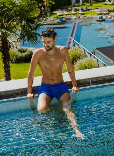 Mann am Pool der Golf Lodge