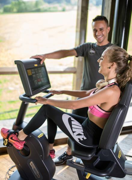 Frau beim Trainieren mit Fitnesscoach