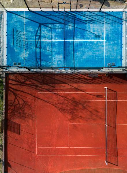 Padelplatz und Tennisplatz