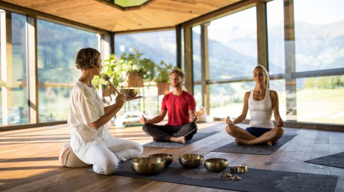 Paar bei Klangschalen Meditation