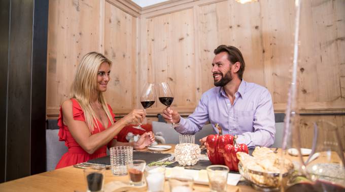 Paar beim Abendessen stößt mit Rotwein an