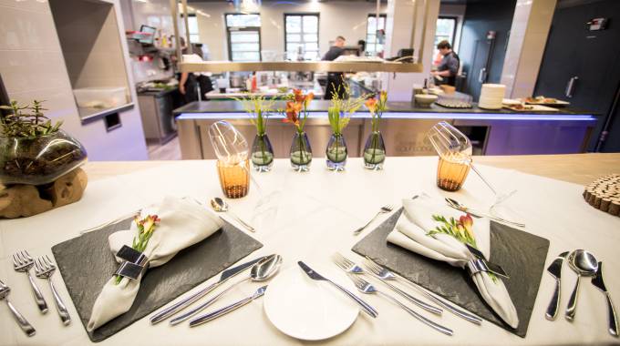 Gedeckter Tisch in der Hotelküche | Küchenparty Golf Lodge