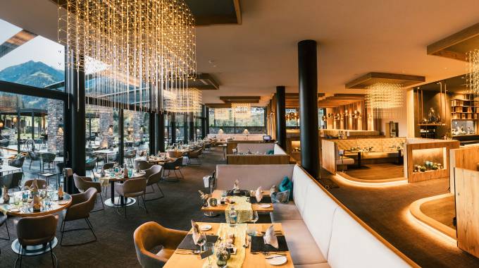 Innenansicht Restaurant mit Terrasse der Golf Lodge