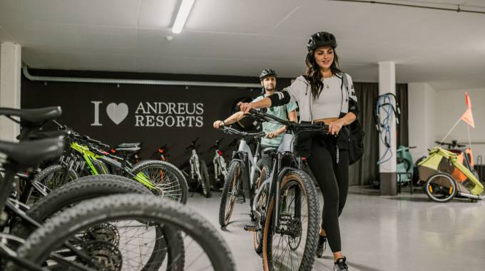 Paar im Fahrradkeller des Andreus Resorts