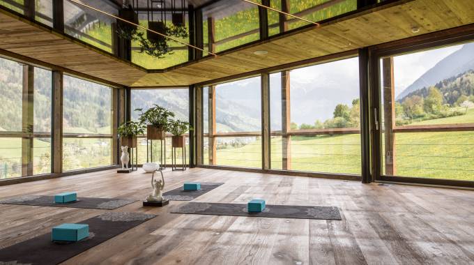 Yogaraum mit Blick auf die Alpen in Südtirol