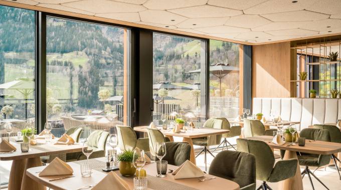 Momenti di piacere nel ristorante panoramico - Andreus Resorts