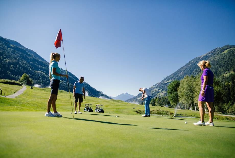 Golfer stehen auf dem Green beim Golfen