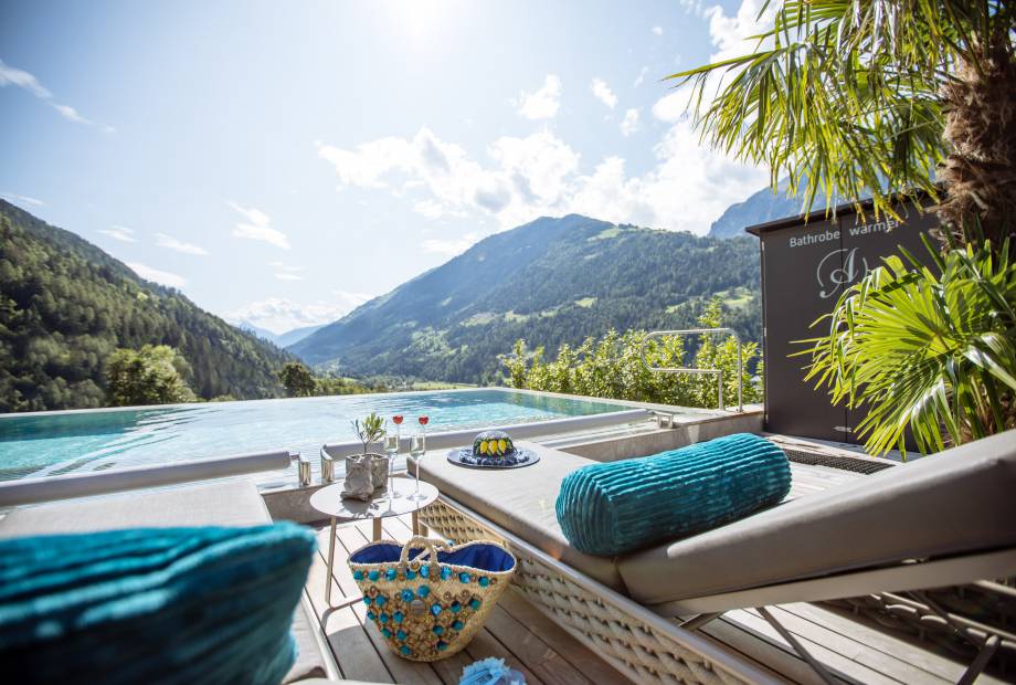 Sonnenliegen am Pool mit Blick auf die Alpen